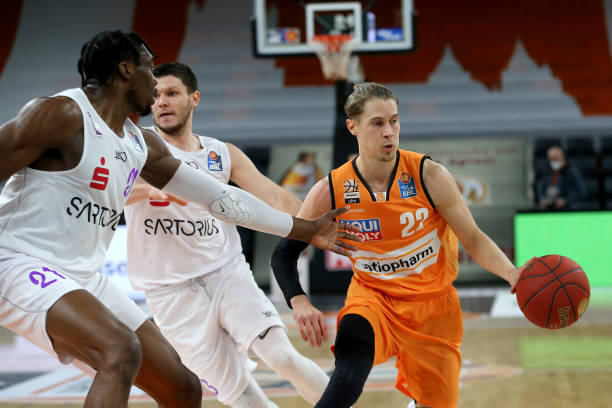 胜立下汗马 胜立下汗马